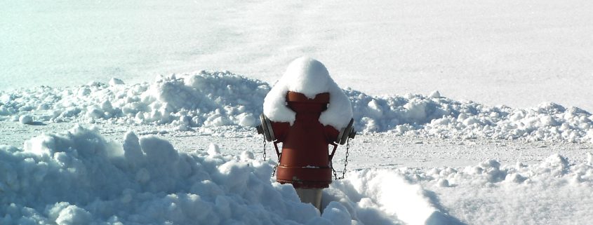 Hydranten von Eis und Schnee befreien