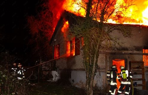 Vollbrand eines leer stehenden zweigeschossigen Gebäudes