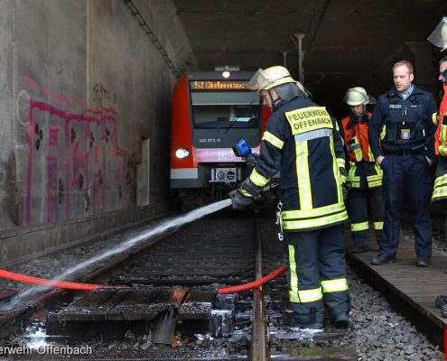 Brand eines hölzernen Behelfsbahnüberganges im S-Bahntunne