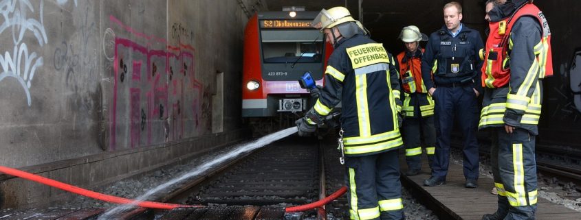 Brand eines hölzernen Behelfsbahnüberganges im S-Bahntunne