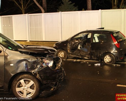 Verkehrsunfall mit eingeklemmter Person