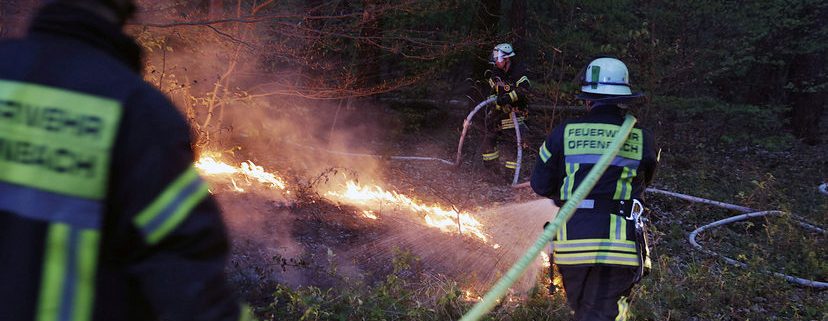 Feuer in der Tiefgarage und Flächenbrände im Wald