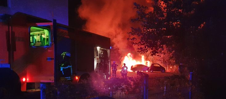 Brennt Pkw und Kleintransporter in voller Ausdehnung