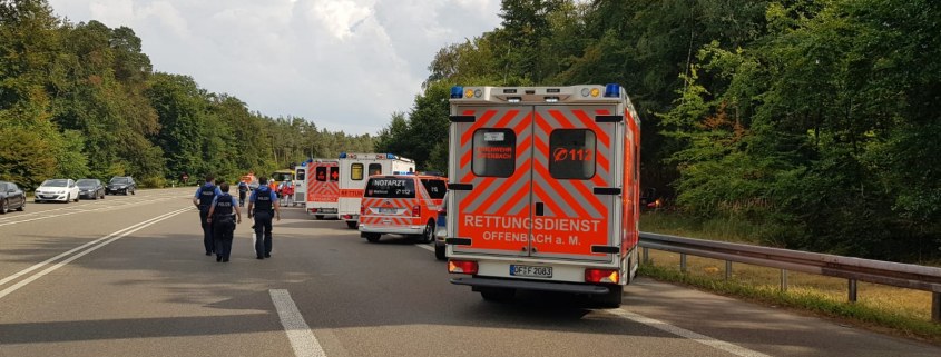 Verkehrsunfall - Person in PKW eingeklemmt