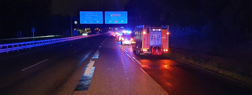 Lkw mit Hänger und Gefahrgutbeladung durchbricht Fahrbahnbegrenzung